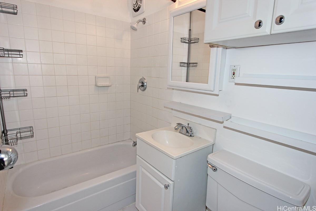 1427 Alexander St #302 - Photo 5 of 9