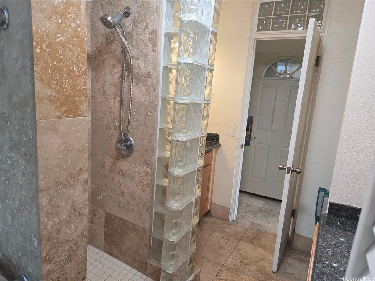 240 Liliuokalani Ave #302 - Photo 2 of 5