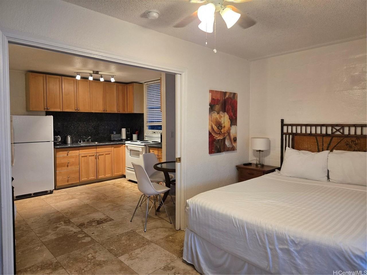 240 Liliuokalani Ave #302 - Photo 3 of 5