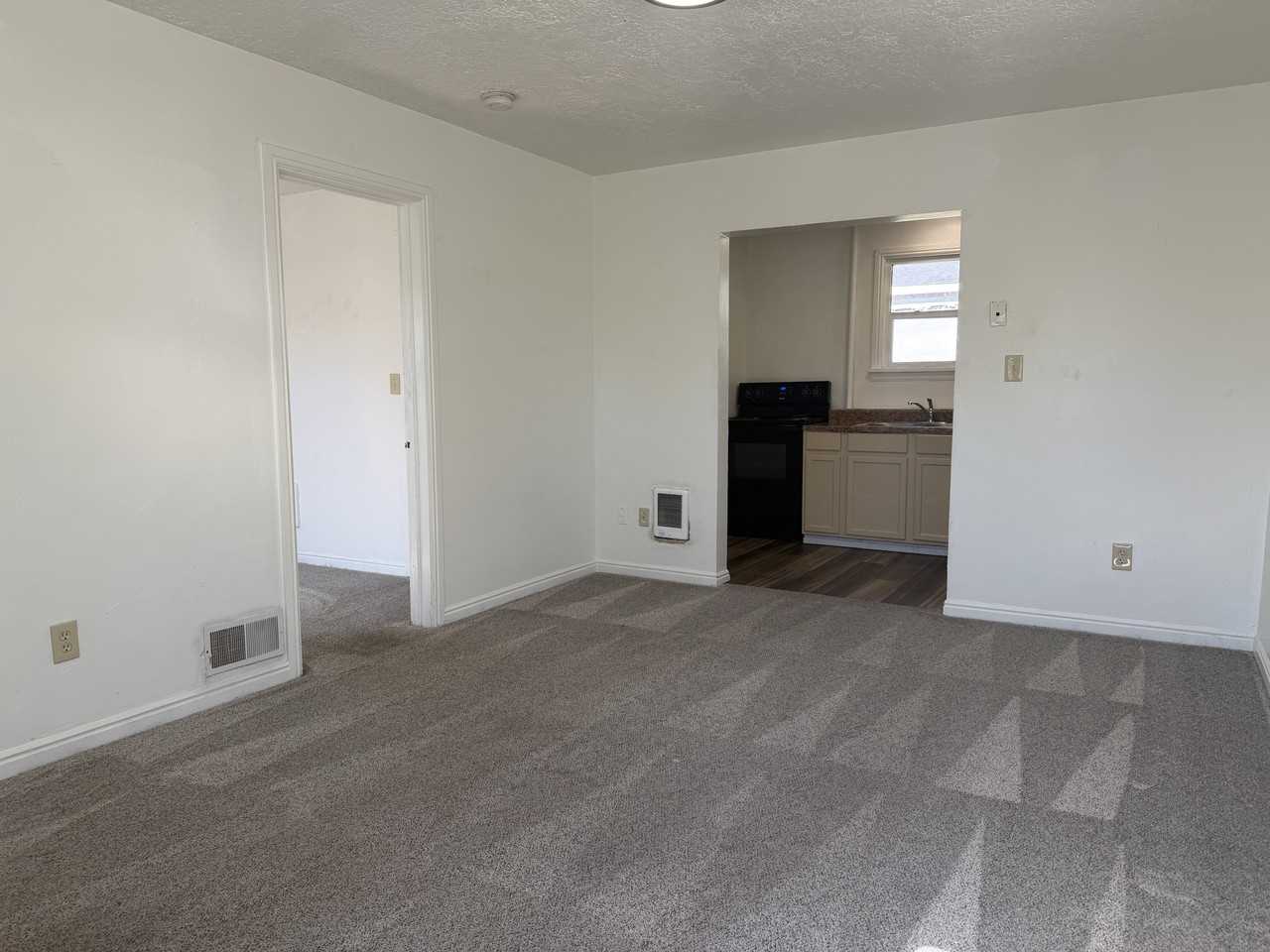 980 Iona St #980 - Photo 2 of 10