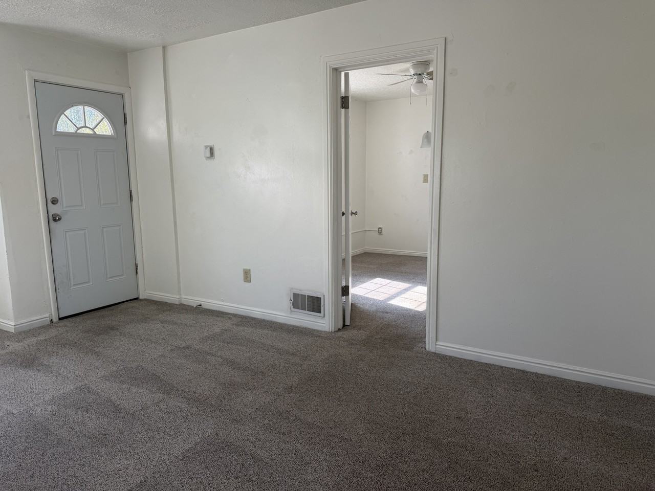980 Iona St #980 - Photo 4 of 10