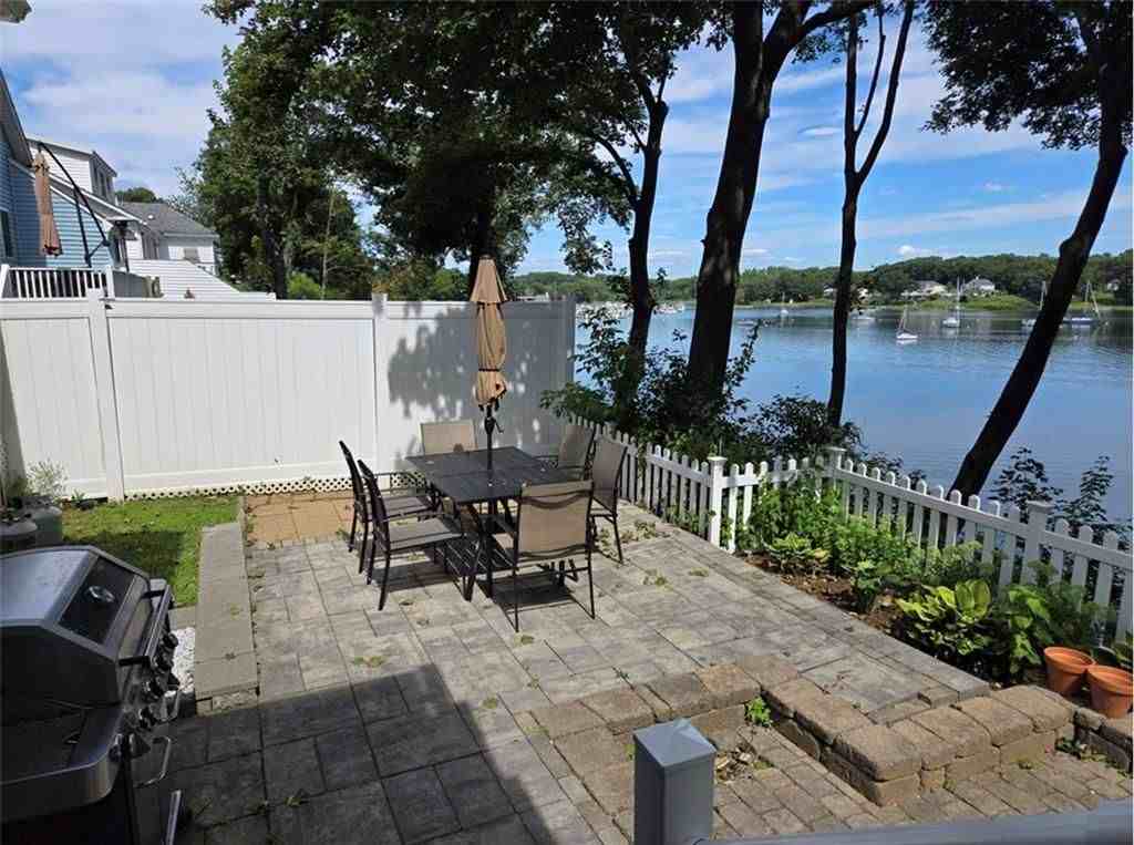 103 Arnolds Neck Dr
