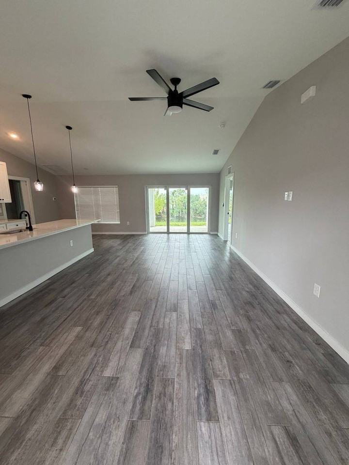 220 Ne-31 Terrace - Photo 3 of 17