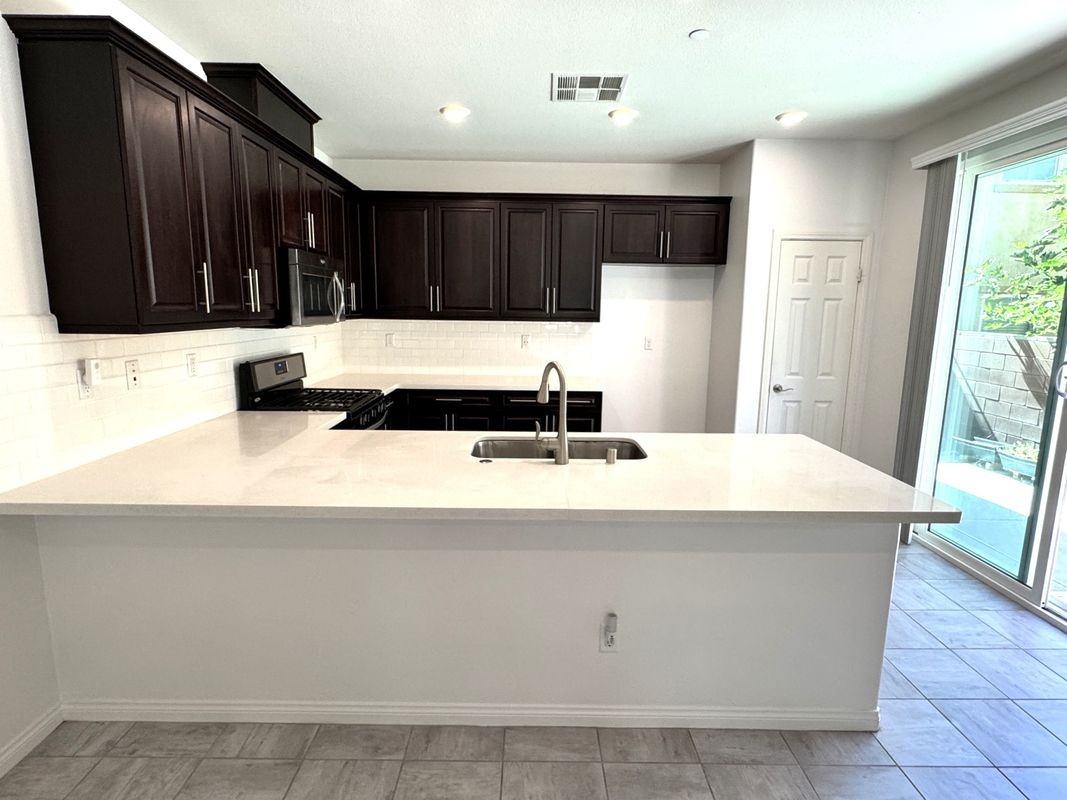 8546 Founders Grove St - Photo 5 of 28
