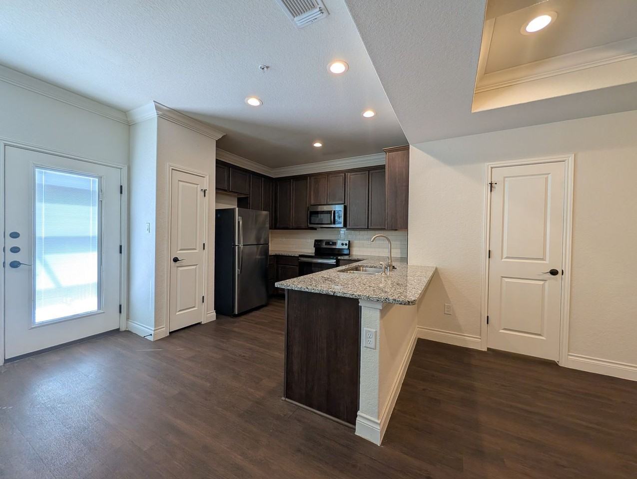 316 Untermaier St - Photo 5 of 28
