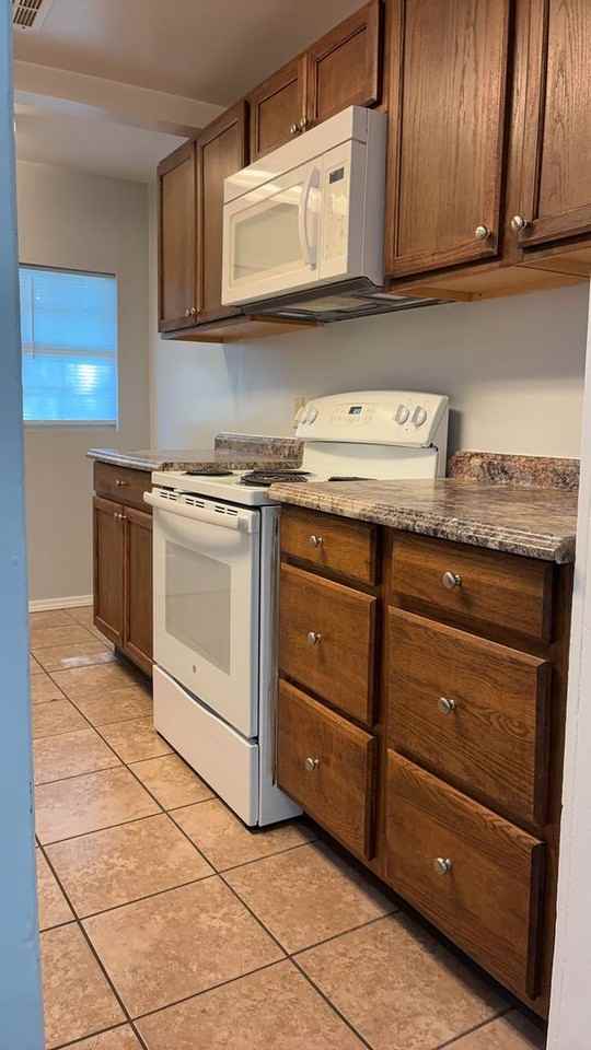 1511 W Elm Ave - Photo 4 of 21