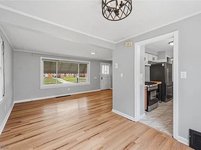 18300 Waterbury Ave - Photo 4 of 24