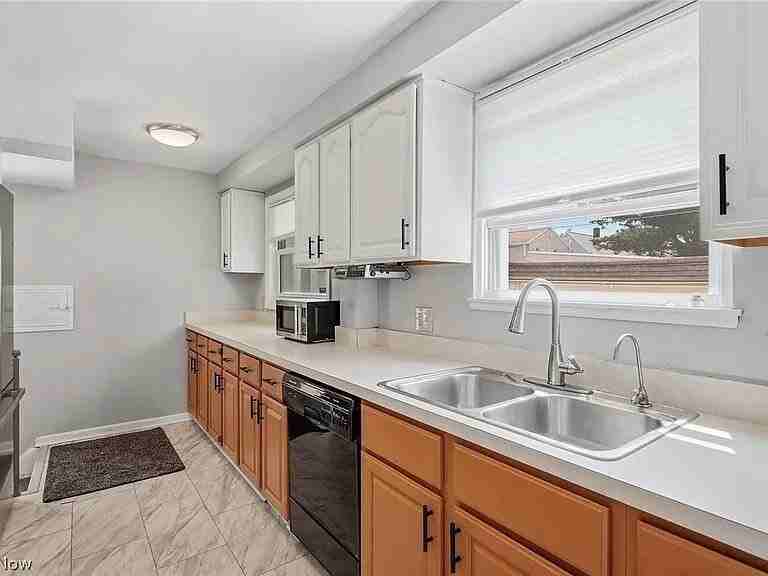 18300 Waterbury Ave - Photo 5 of 24