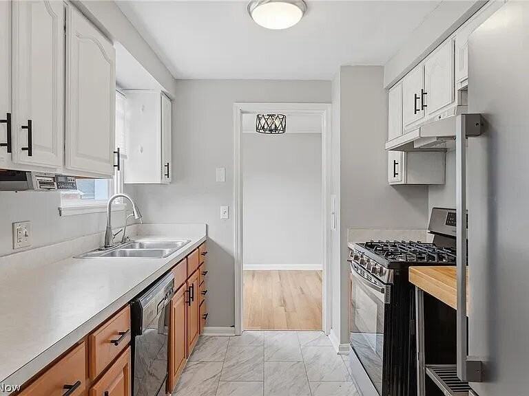 18300 Waterbury Ave - Photo 7 of 24