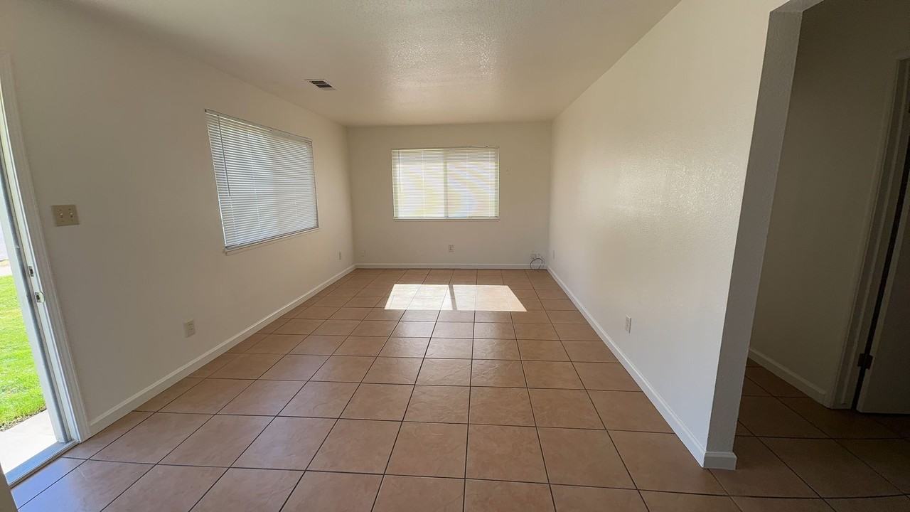 354 N 3rd Ave - Photo 2 of 8