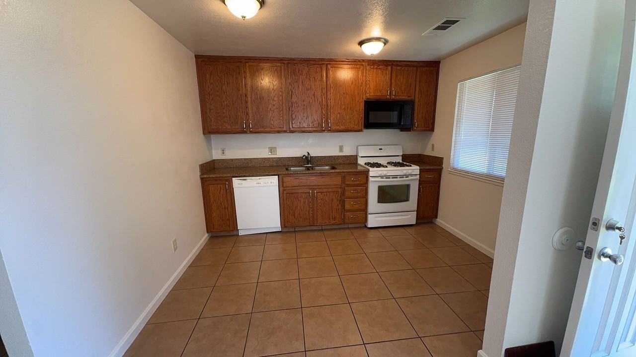 354 N 3rd Ave - Photo 4 of 8