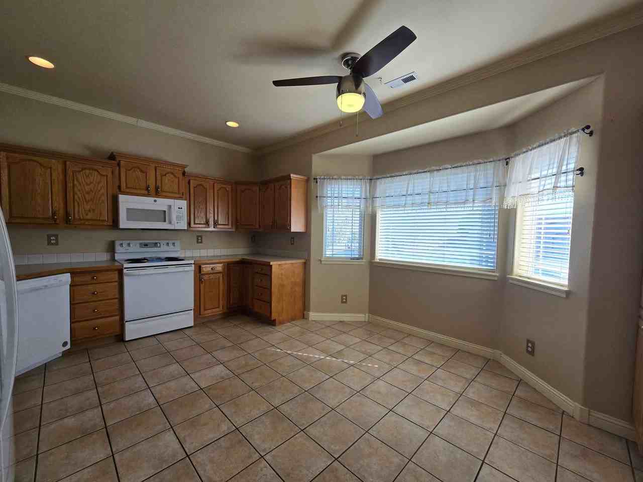 2325 N Pittsburg St - Photo 4 of 17