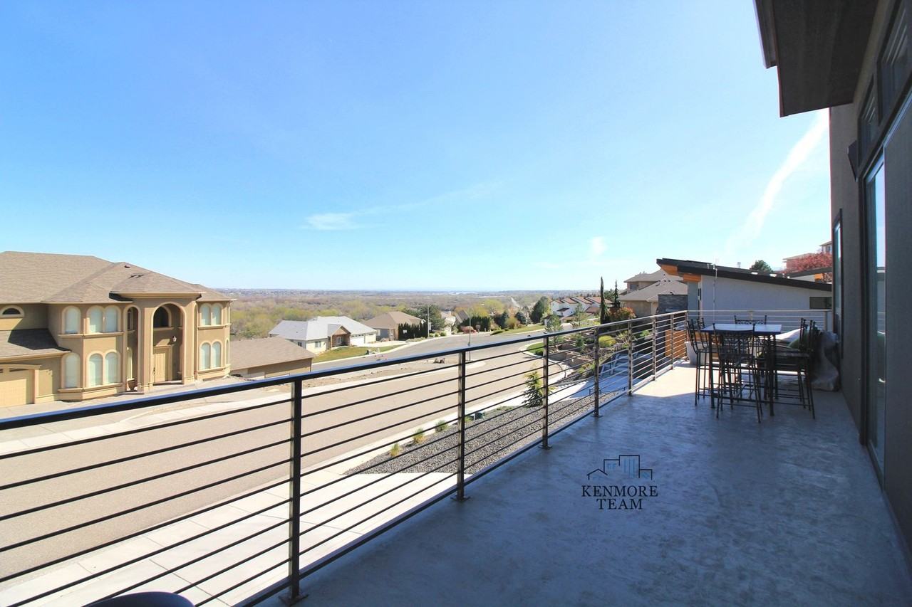 425 Riverwood St - Photo 2 of 17