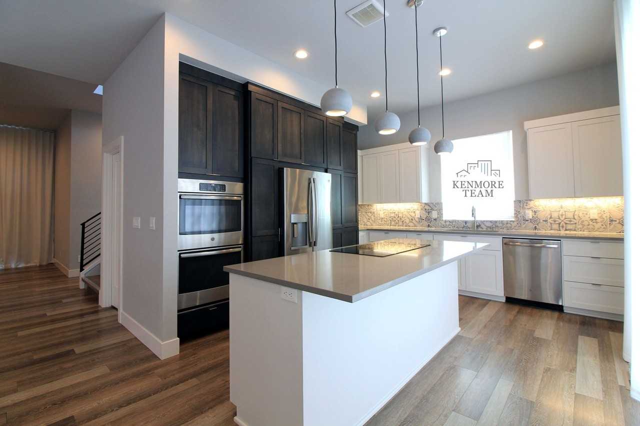 425 Riverwood St - Photo 3 of 17
