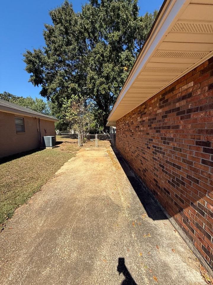 5779 Belleau Dr - Photo 3 of 15
