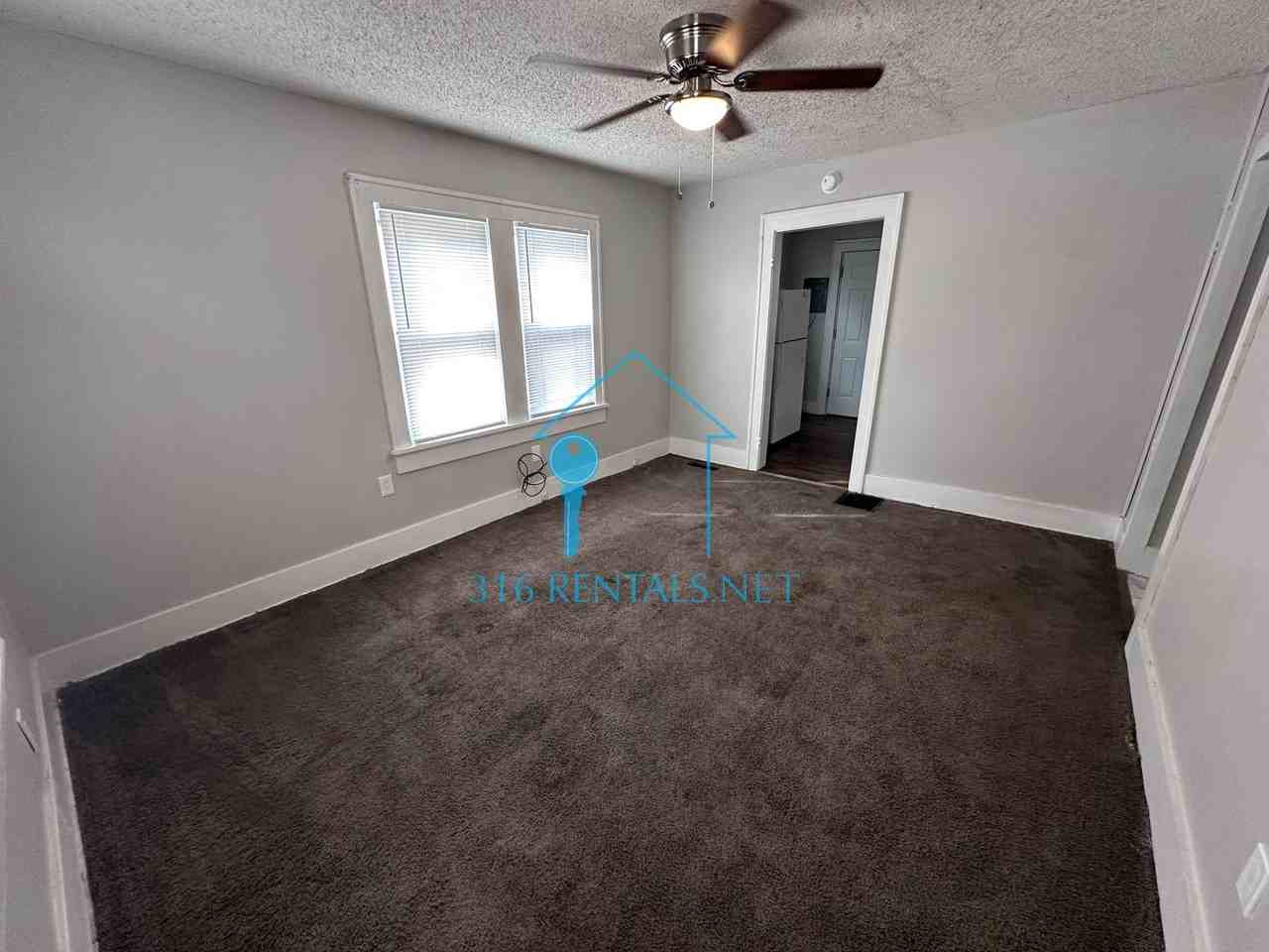 405 N Edwards Ave - Photo 2 of 9