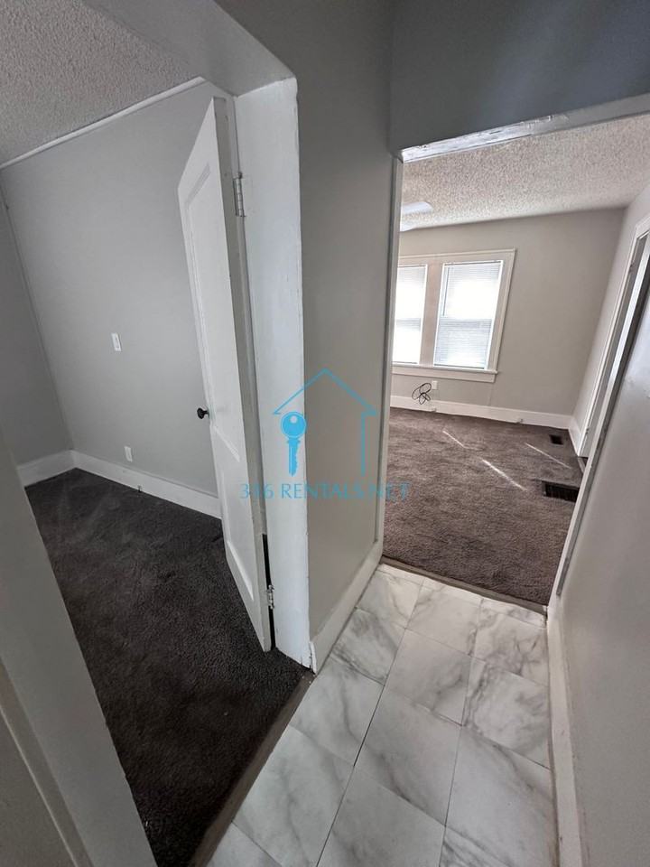 405 N Edwards Ave - Photo 4 of 9
