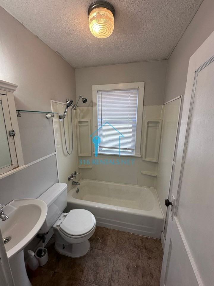 405 N Edwards Ave - Photo 5 of 9