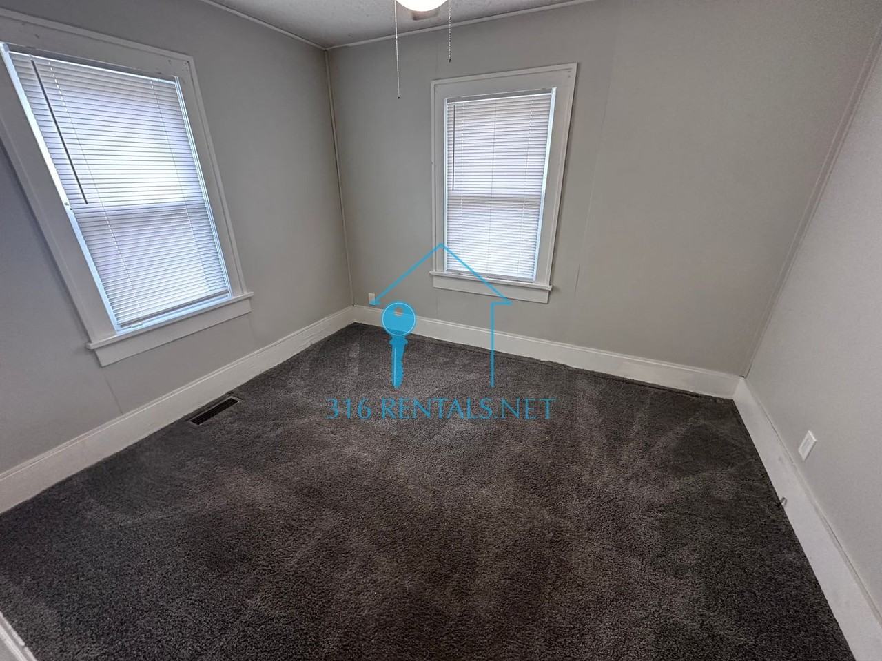 405 N Edwards Ave - Photo 6 of 9