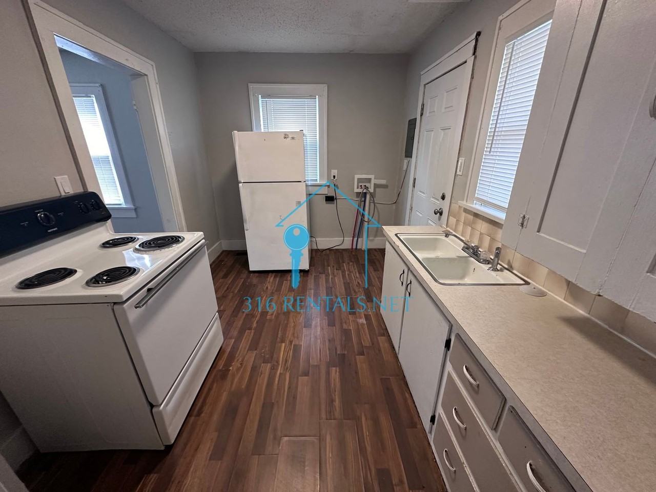 405 N Edwards Ave - Photo 7 of 9