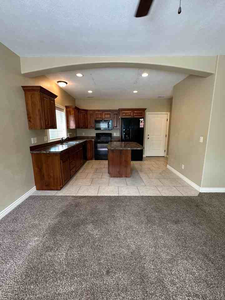 565 Pioneer Rd - Photo 2 of 26