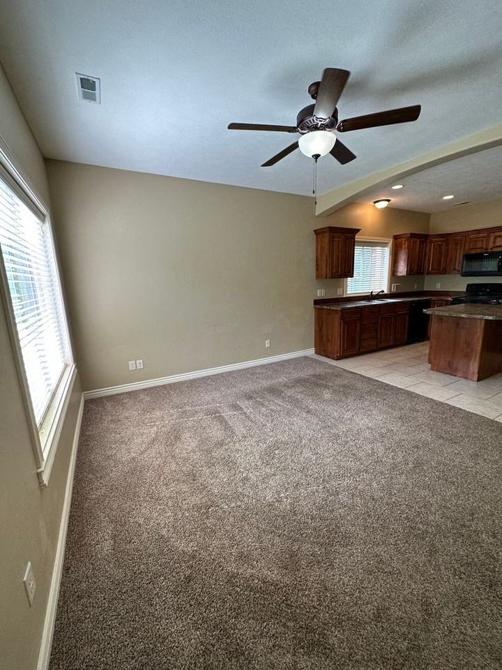 565 Pioneer Rd - Photo 3 of 26