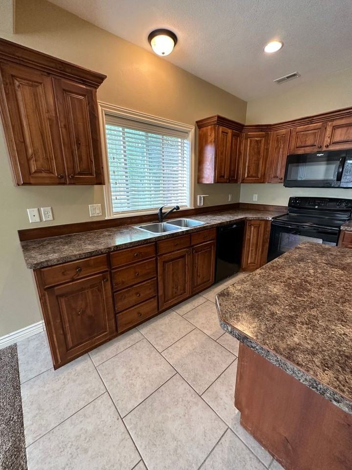 565 Pioneer Rd - Photo 6 of 26