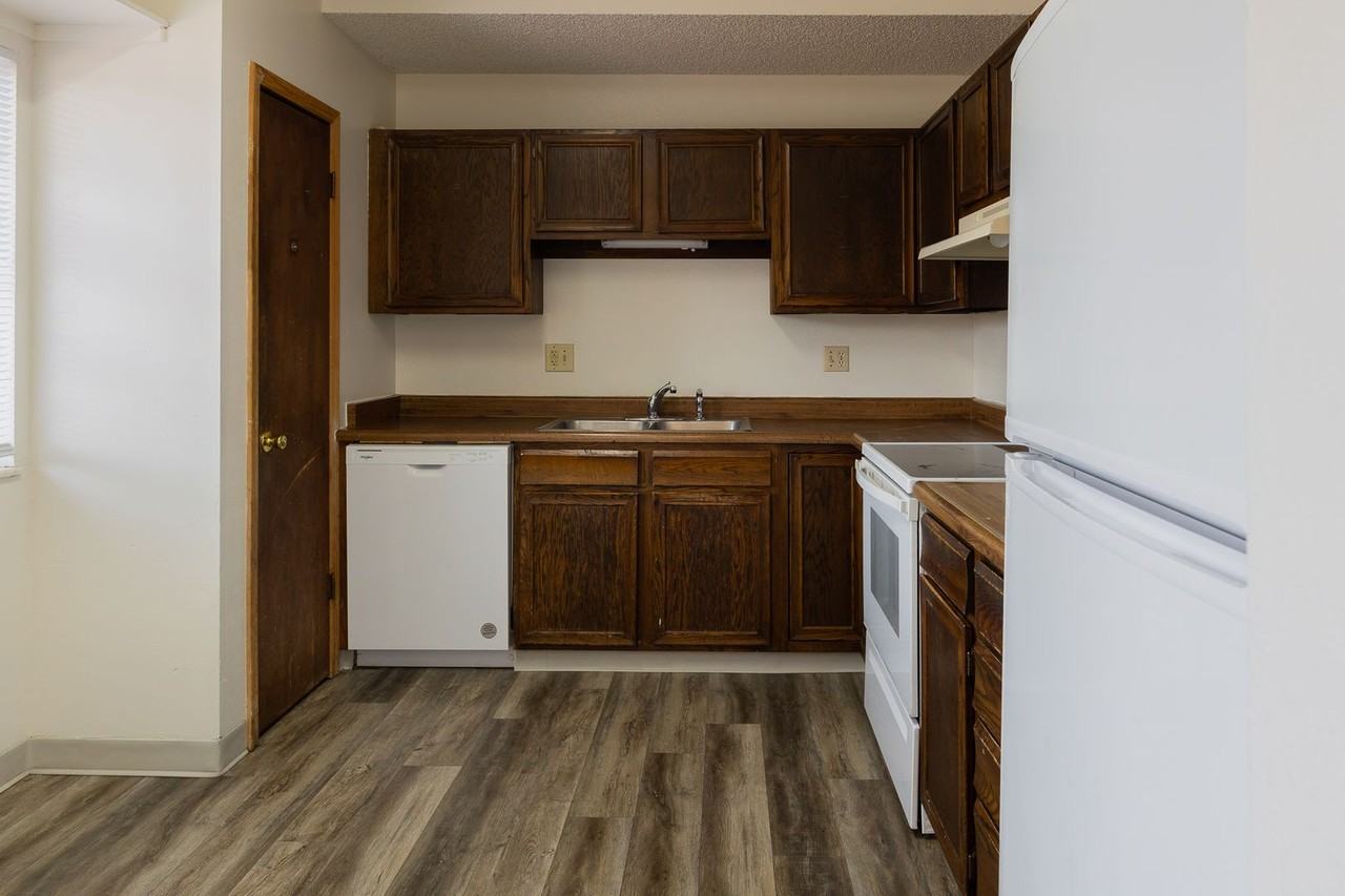 6050 Eagles Nest Ct - Photo 4 of 25