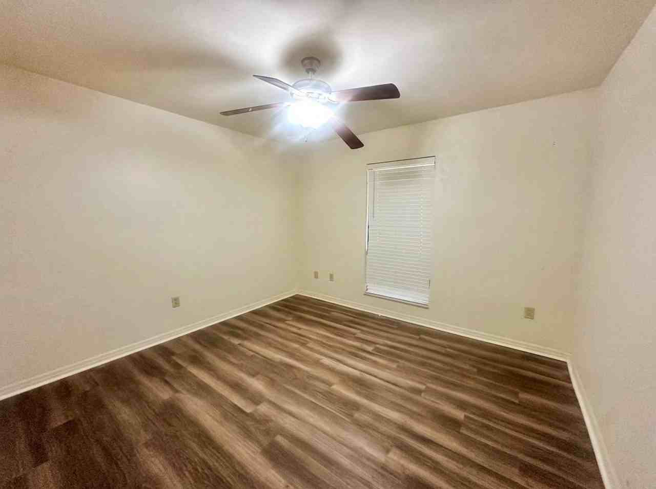 1620 Nw 23rd St - Photo 6 of 8