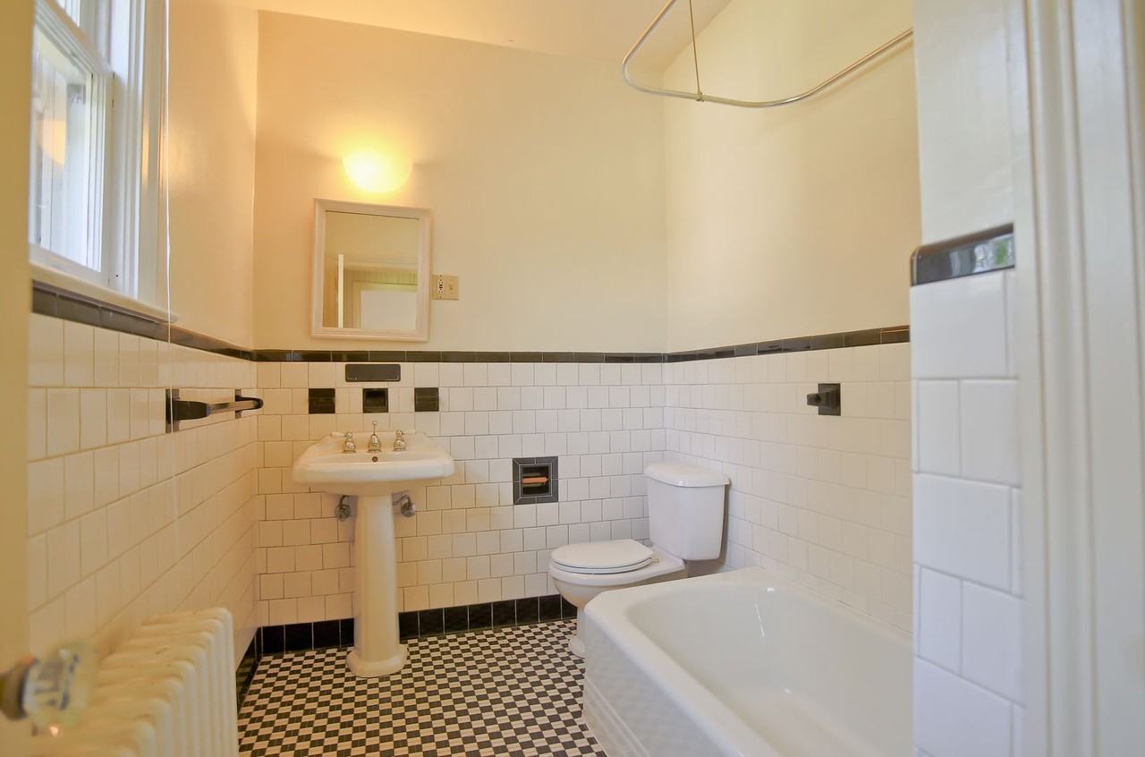 1017 Locust Ave - Photo 2 of 16
