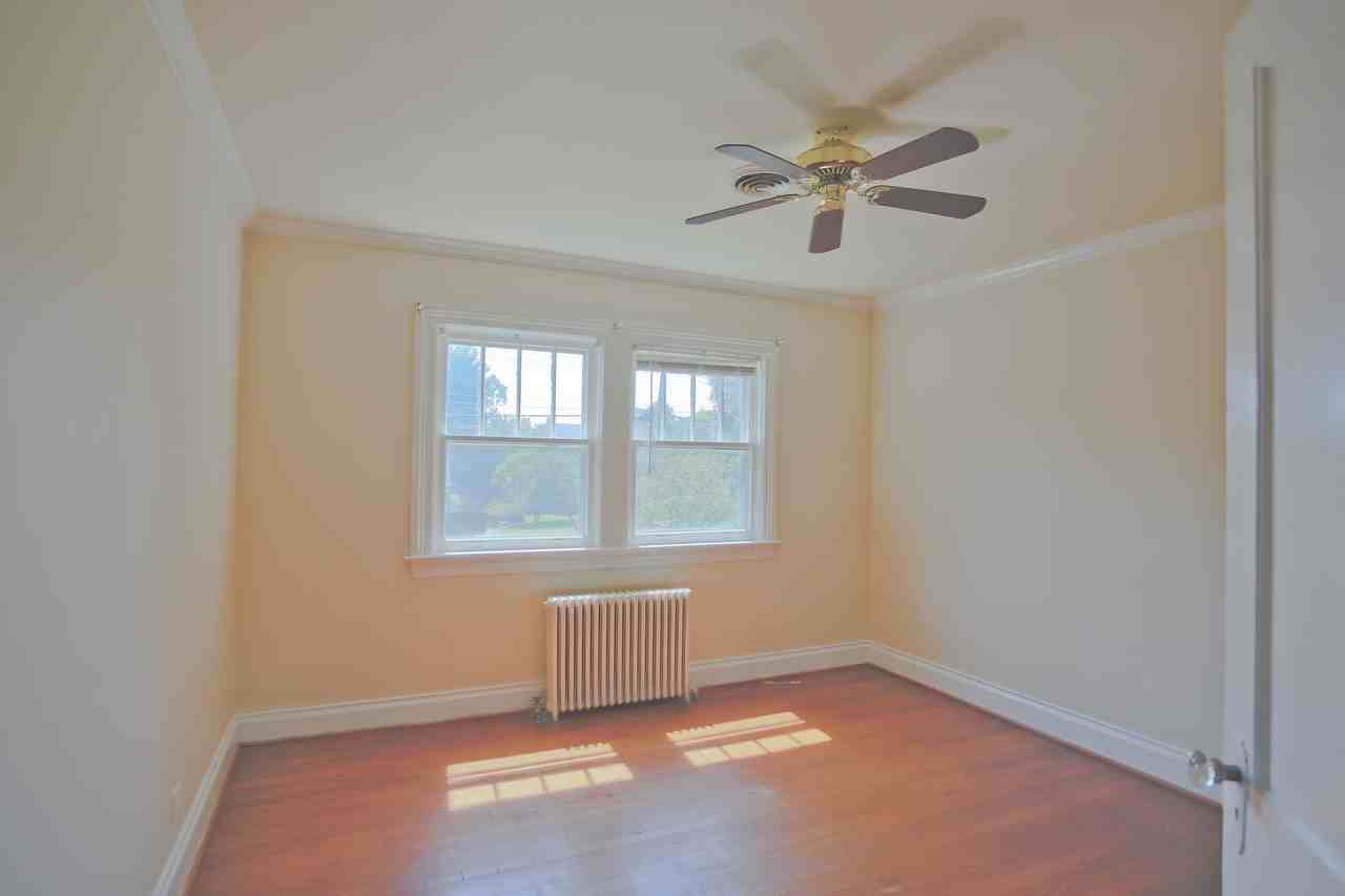 1017 Locust Ave - Photo 4 of 16