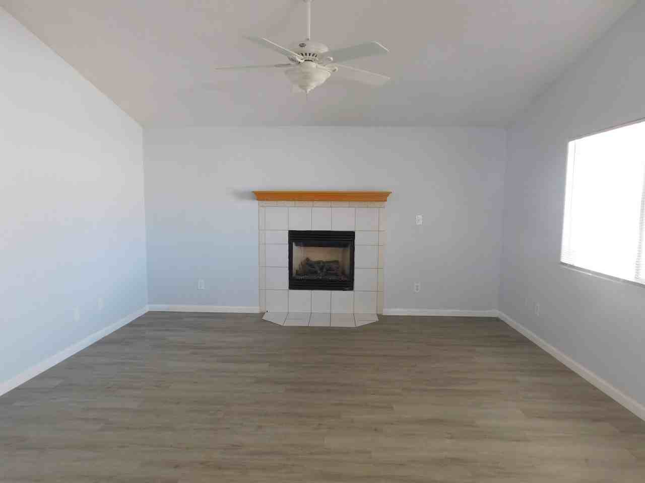 214 N Inyo St - Photo 4 of 21
