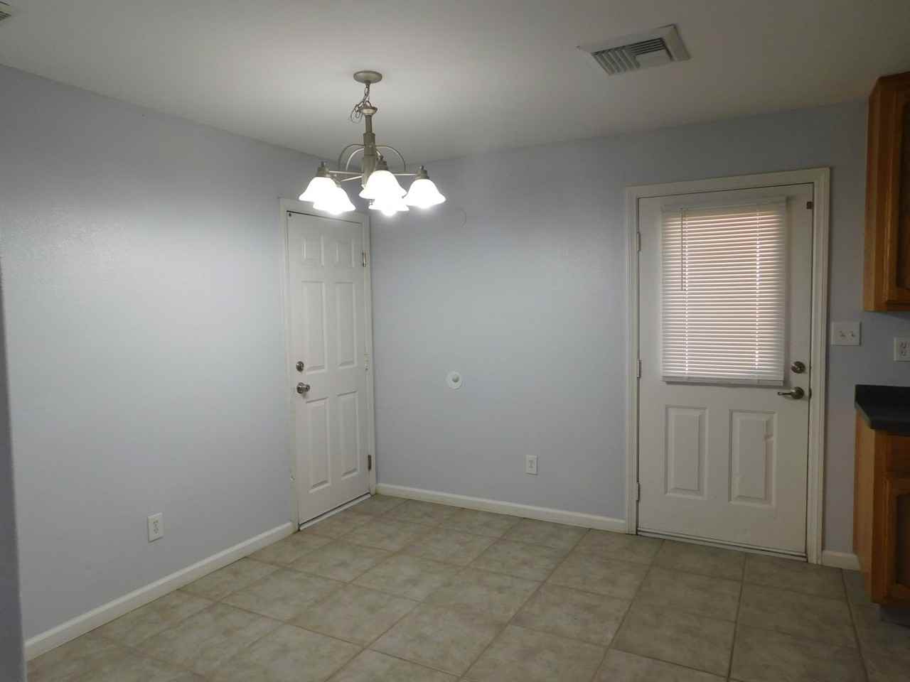 214 N Inyo St - Photo 5 of 21