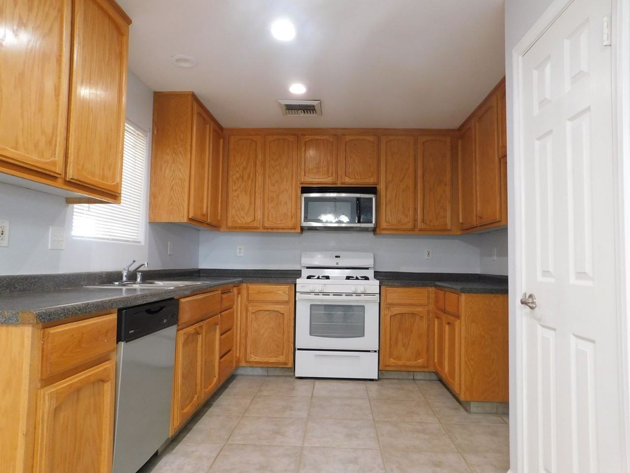 214 N Inyo St - Photo 6 of 21