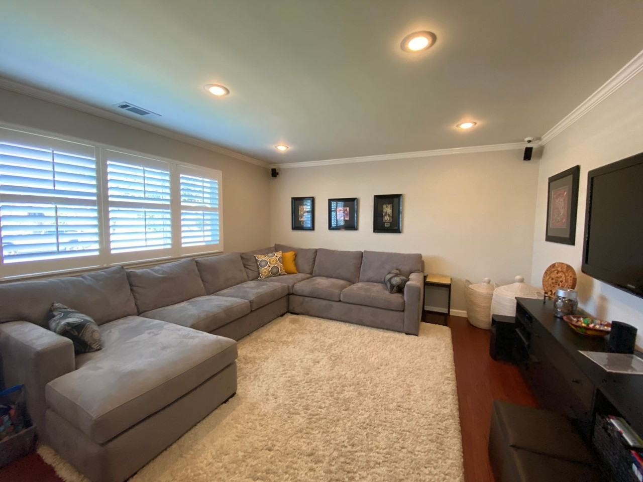 2062 Willester Ave - Photo 3 of 36