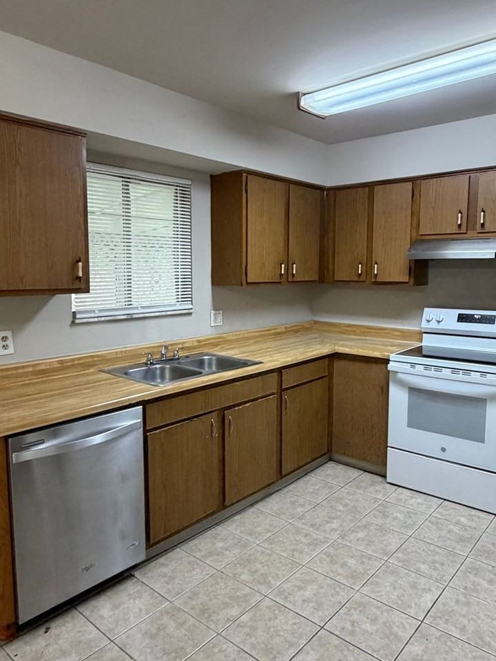 2425 Oak Hollow Dr - Photo 5 of 25
