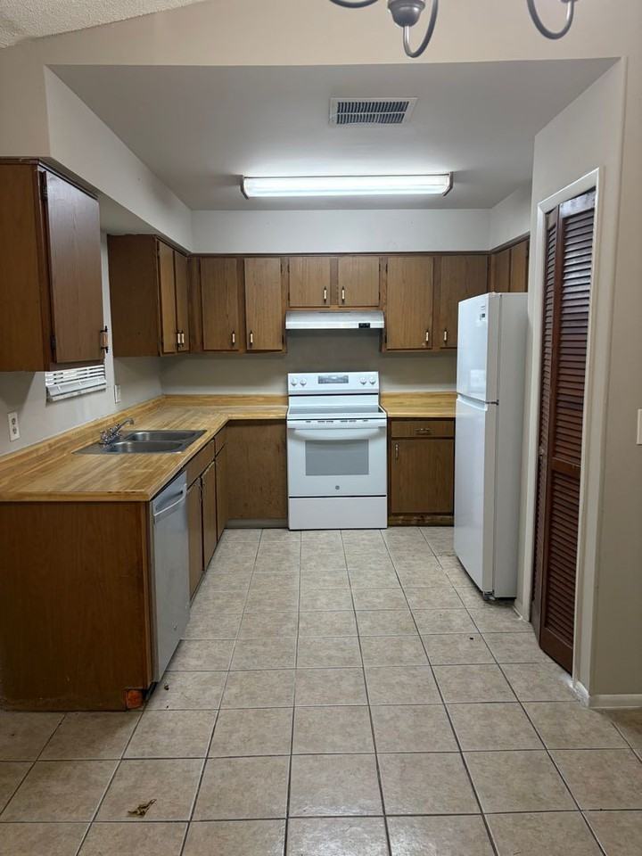 2425 Oak Hollow Dr - Photo 6 of 25