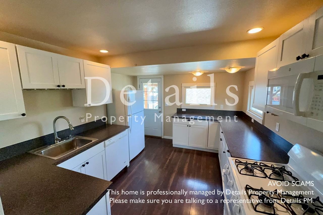 1218 5th St - Photo 4 of 15