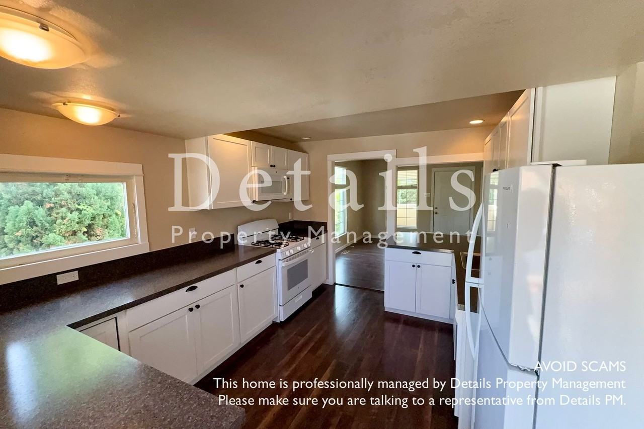 1218 5th St - Photo 5 of 15