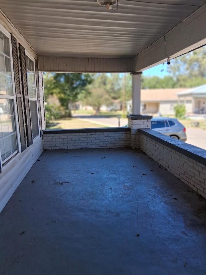 500 Gladys St - Photo 2 of 9