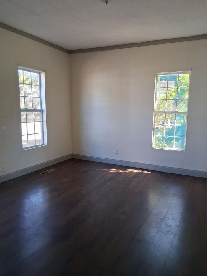 500 Gladys St - Photo 5 of 9