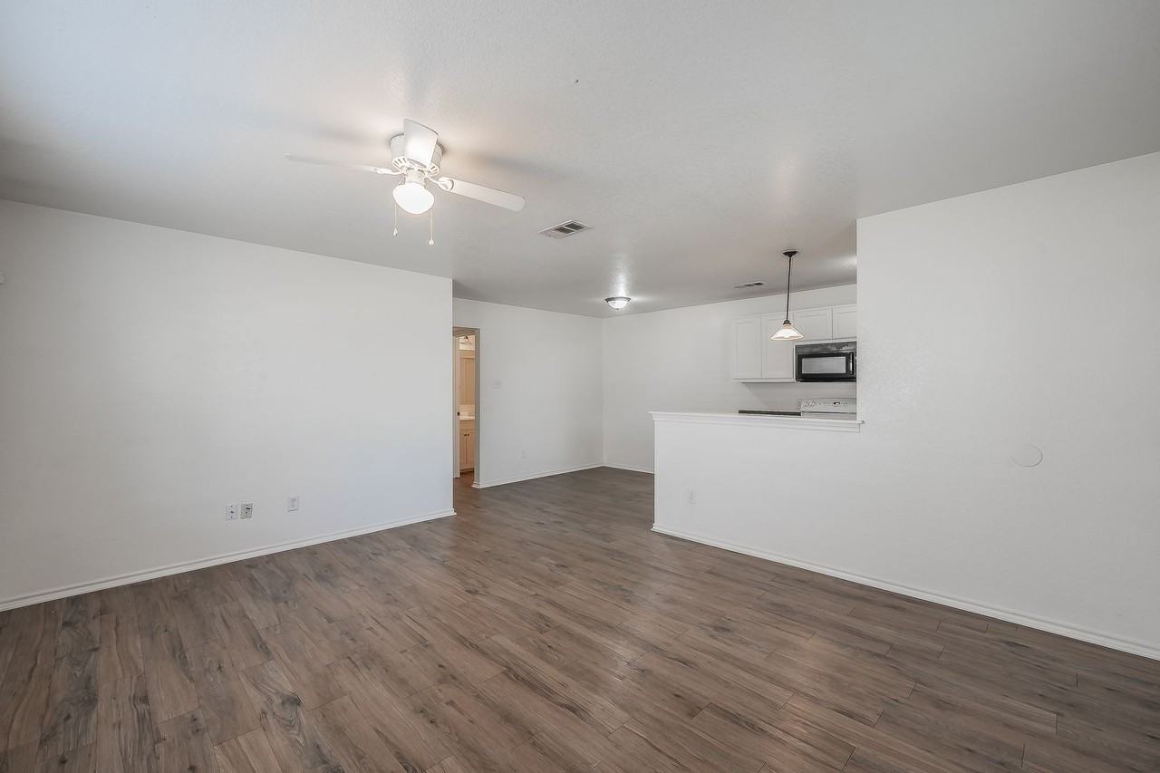 8121 Doreen Ave - Photo 3 of 31
