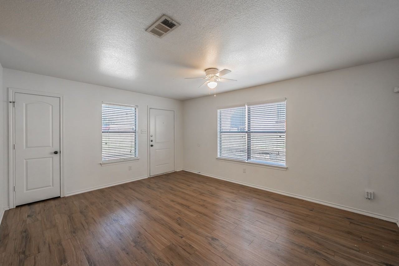 8121 Doreen Ave - Photo 5 of 31