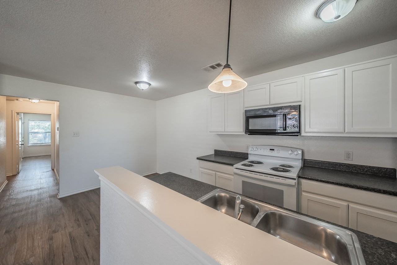 8121 Doreen Ave - Photo 7 of 31