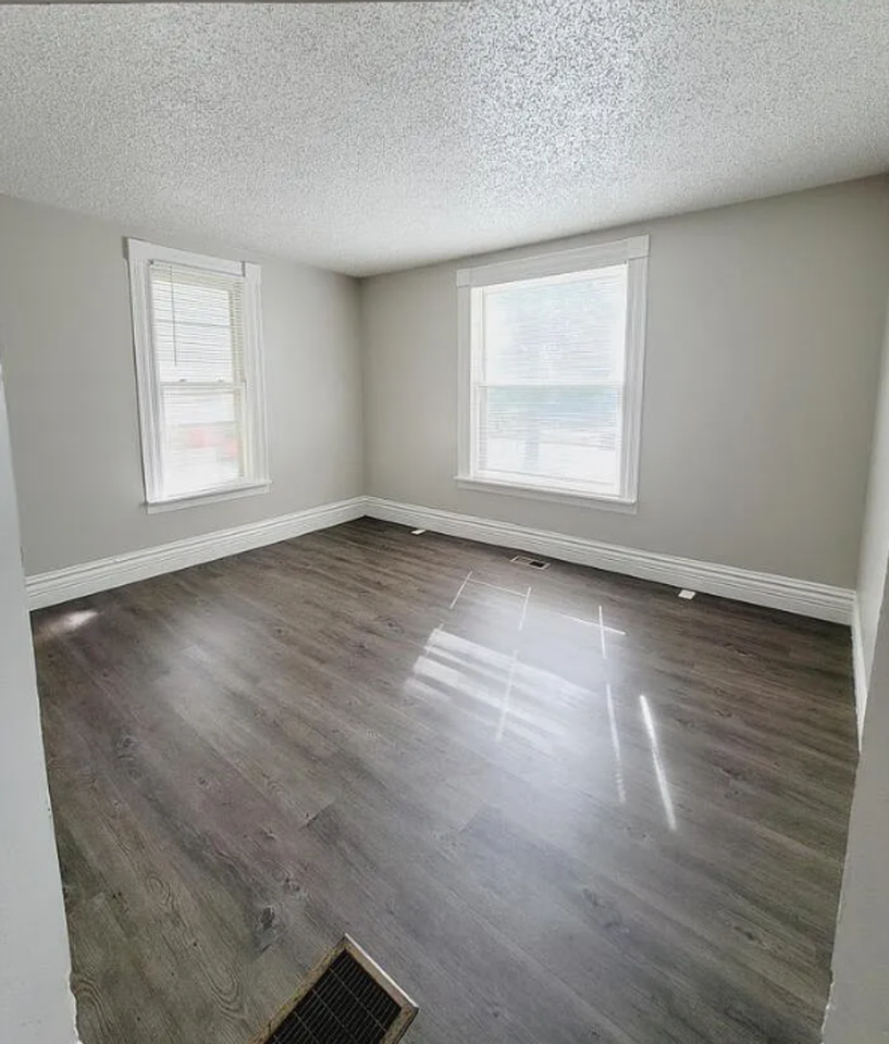 1115 W 11th St - Photo 3 of 30