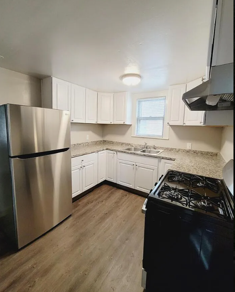 1115 W 11th St - Photo 6 of 30