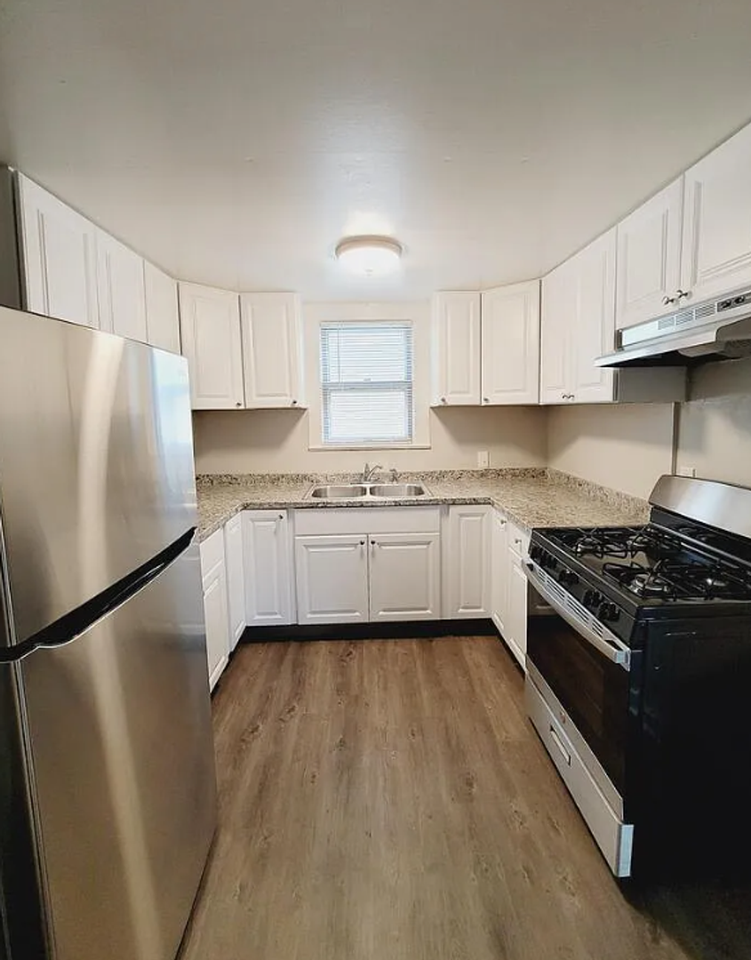1115 W 11th St - Photo 7 of 30