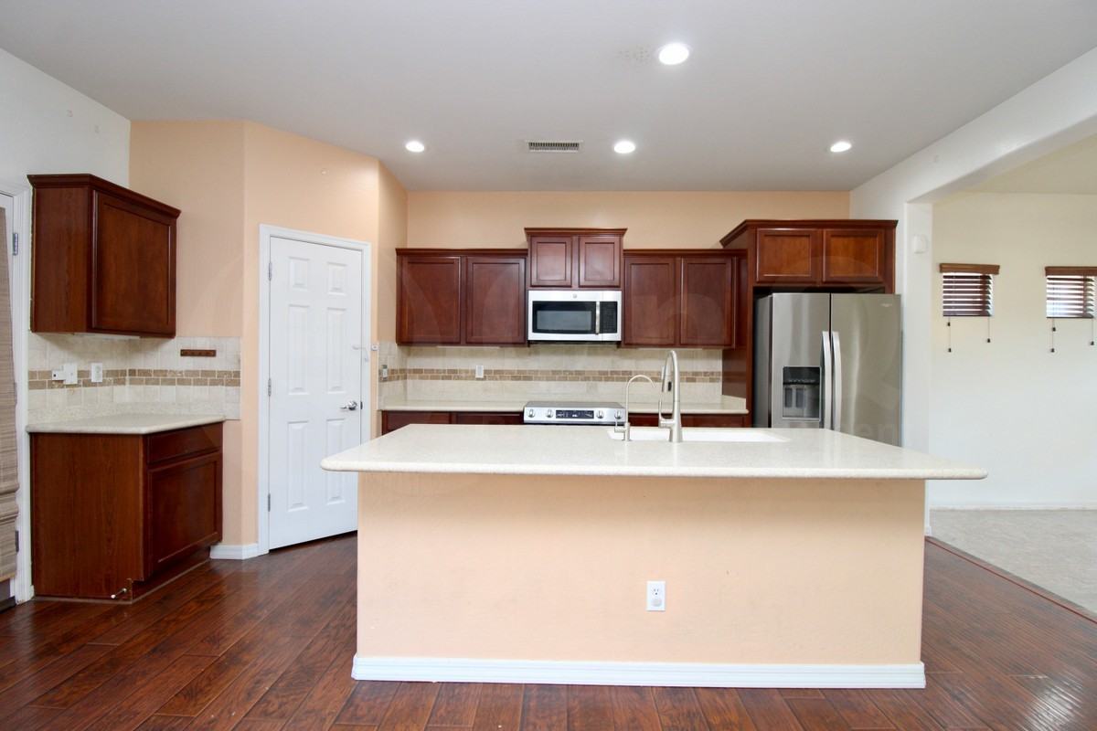2140 W Kathleen Rd - Photo 3 of 24