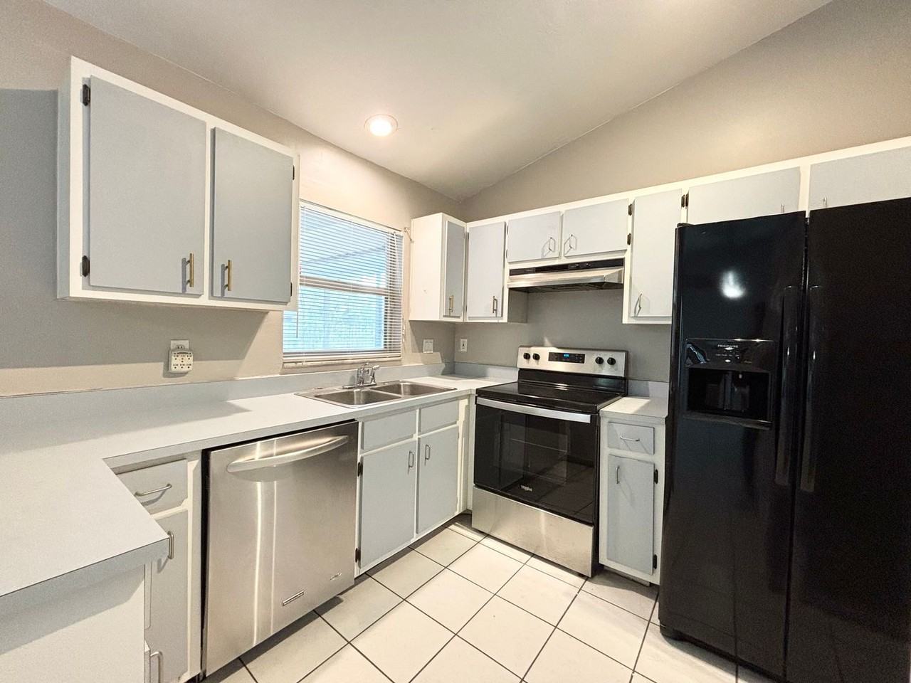 133 Ne 23rd Ave - Photo 5 of 24