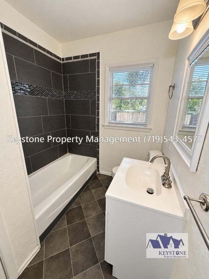 412 W 27th St - Photo 7 of 28